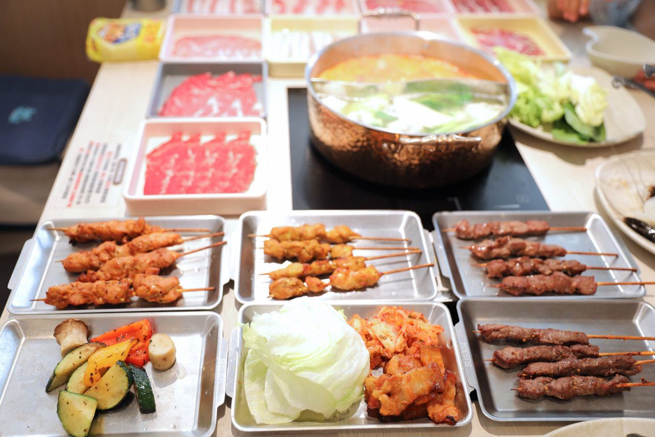 呀屋火鍋.烤串(中壢店) 桃園火鍋吃到飽第一名餐廳推薦! 鴛鴦鍋699吃到飽 原肉現切.串燒.生啤喝到飽 - 奇奇一起玩樂趣