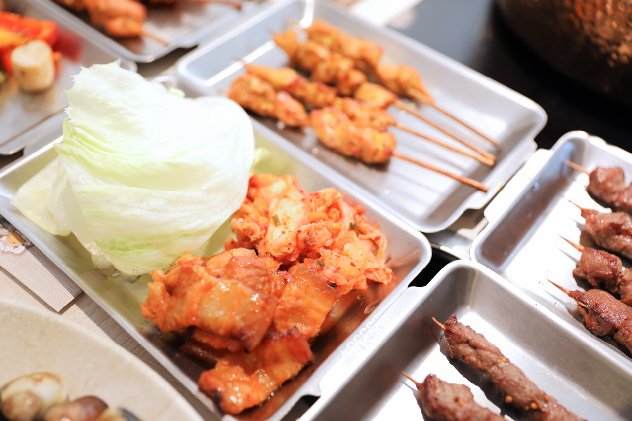 呀屋火鍋.烤串(中壢店) 桃園火鍋吃到飽第一名餐廳推薦! 鴛鴦鍋699吃到飽 原肉現切.串燒.生啤喝到飽 - 奇奇一起玩樂趣
