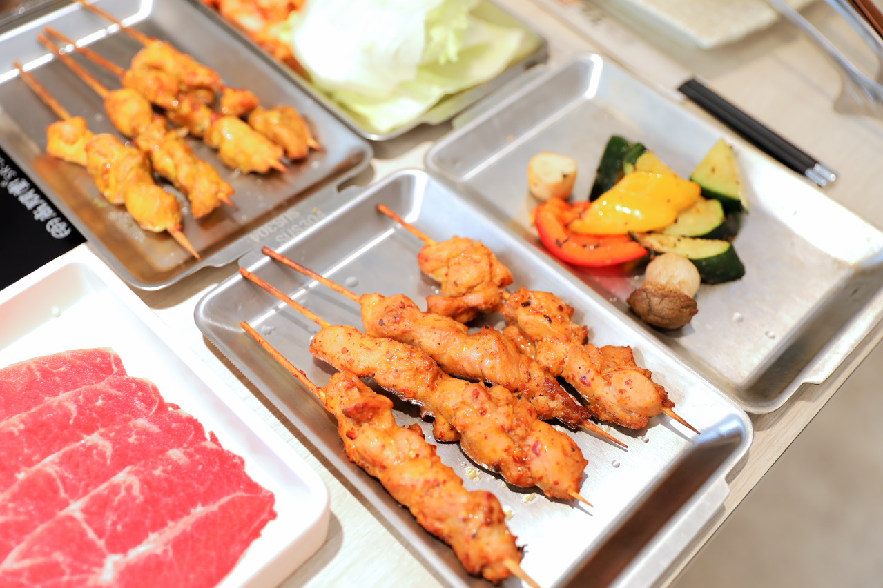 呀屋火鍋.烤串(中壢店) 桃園火鍋吃到飽第一名餐廳推薦! 鴛鴦鍋699吃到飽 原肉現切.串燒.生啤喝到飽 - 奇奇一起玩樂趣