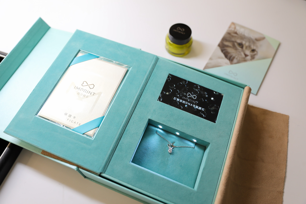 Imprint Diamond銘印鑽石 客製化獨一無二的DNA鑽石 結髮婚戒.新生彌月鑽飾.寵物骨灰生命鑽石 門市外另有提供全台收件服務 - 奇奇一起玩樂趣 Imprint Diamond銘印鑽石 客製化獨一無二的DNA鑽石 結髮婚戒.新生彌月鑽飾.寵物骨灰生命鑽石 門市外另有提供全台收件服務 - 奇奇一起玩樂趣