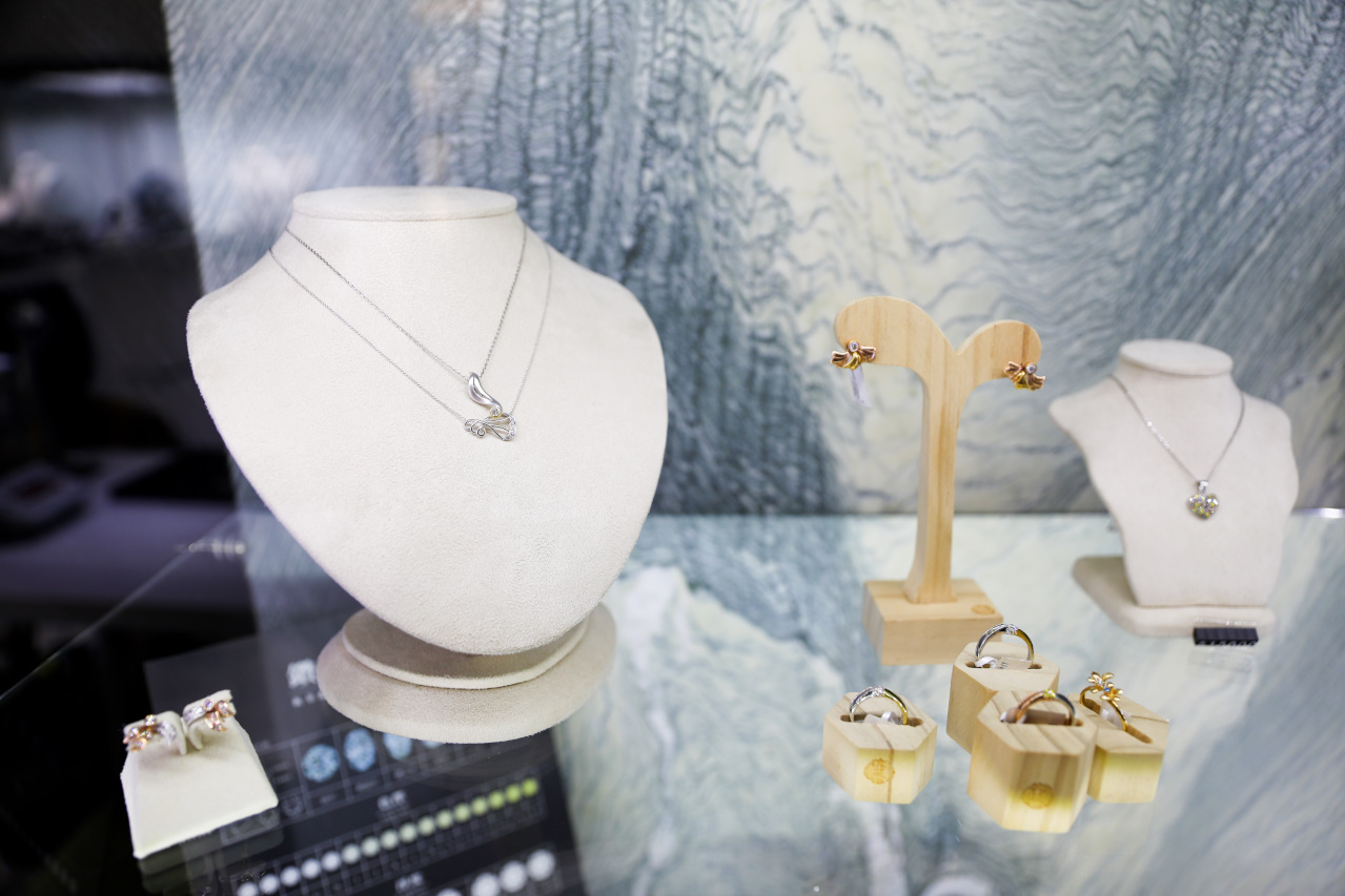 Imprint Diamond銘印鑽石 客製化獨一無二的DNA鑽石 結髮婚戒.新生彌月鑽飾.寵物骨灰生命鑽石 門市外另有提供全台收件服務 - 奇奇一起玩樂趣 Imprint Diamond銘印鑽石 客製化獨一無二的DNA鑽石 結髮婚戒.新生彌月鑽飾.寵物骨灰生命鑽石 門市外另有提供全台收件服務 - 奇奇一起玩樂趣