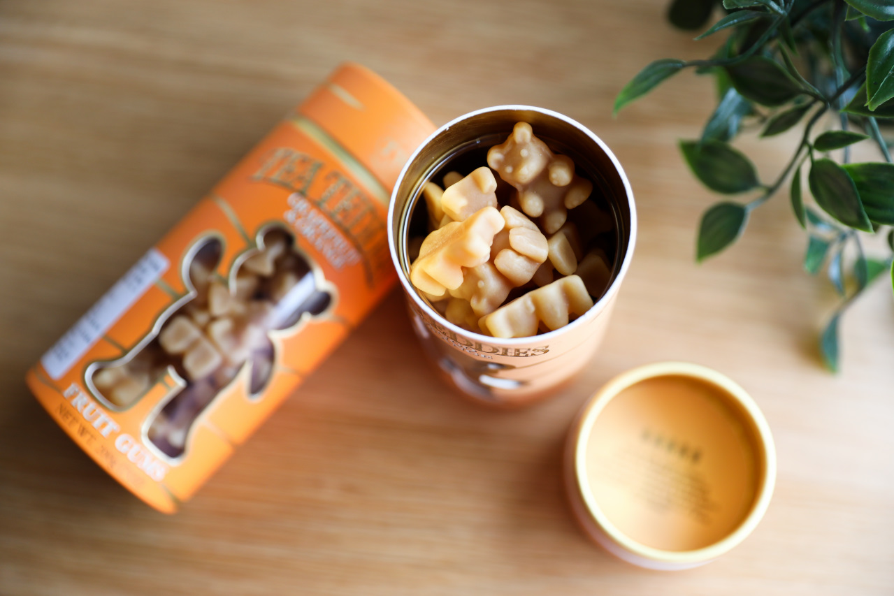 ITAI ITAI＿痛經女子 最強日韓選物商品社團推薦! 2025聖誕節交換禮物首選TWGTea「茶香泰迪」小熊軟糖x果香茶飲.韓國AROH積雪草清爽保濕穩膚修護三件組 - 奇奇一起玩樂趣