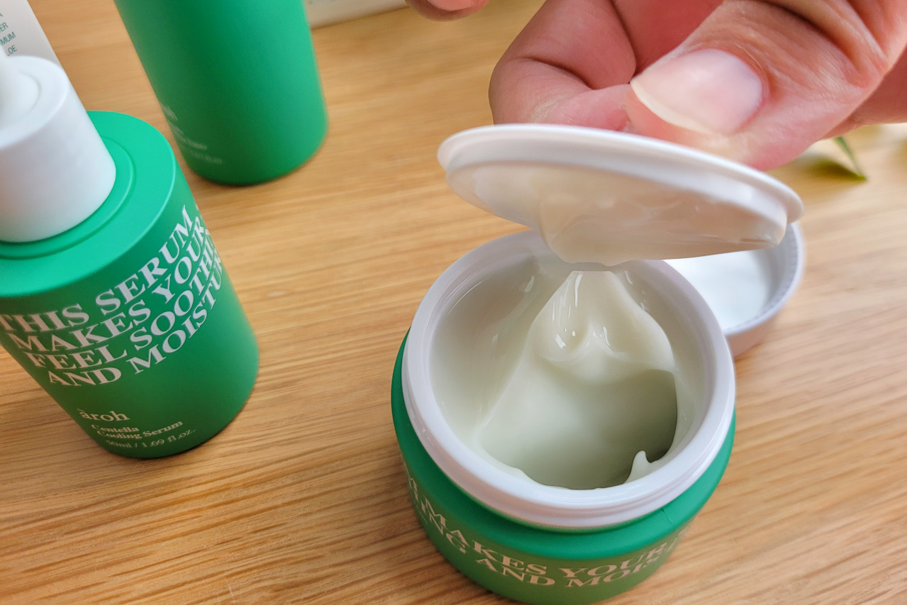 ITAI ITAI＿痛經女子 最強日韓選物商品社團推薦! 2025聖誕節交換禮物首選TWGTea「茶香泰迪」小熊軟糖x果香茶飲.韓國AROH積雪草清爽保濕穩膚修護三件組 - 奇奇一起玩樂趣