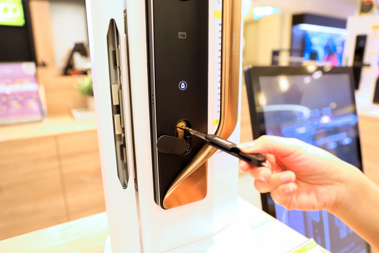 STANLEY史丹利智慧電子鎖 不用再翻找鑰匙 掌靜脈人臉辨識貓眼電子鎖,居家安全升級再進化! - 奇奇一起玩樂趣 STANLEY史丹利智慧電子鎖 不用再翻找鑰匙 掌靜脈人臉辨識貓眼電子鎖,居家安全升級再進化! - 奇奇一起玩樂趣