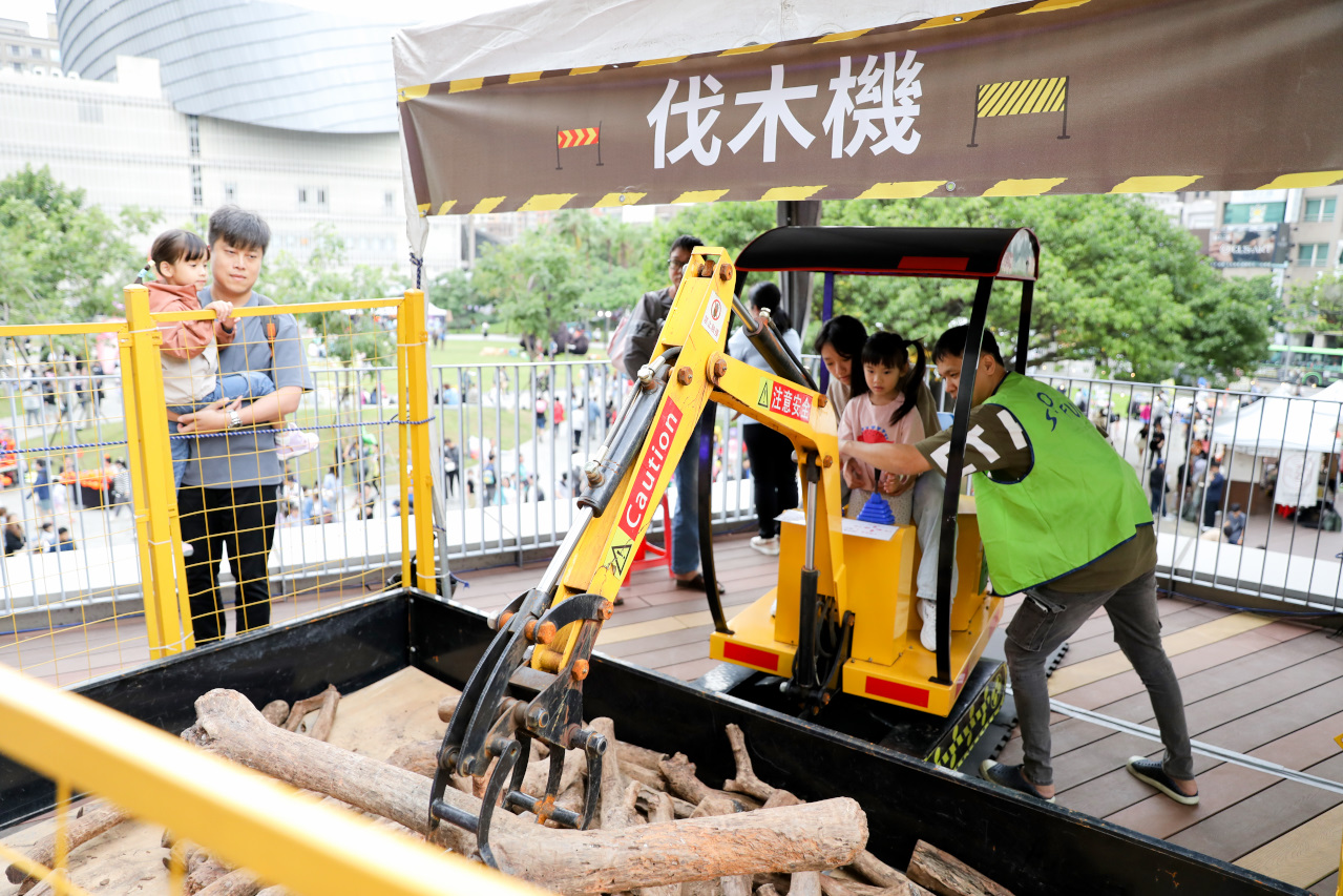 桃園親子遊樂場推薦! 期間限定戶外氣墊床 小小建築師體驗萬聖節樂園-桃知道2F露天平台 - 奇奇一起玩樂趣 桃園親子遊樂場推薦! 期間限定戶外氣墊床 小小建築師體驗萬聖節樂園-桃知道2F露天平台 - 奇奇一起玩樂趣
