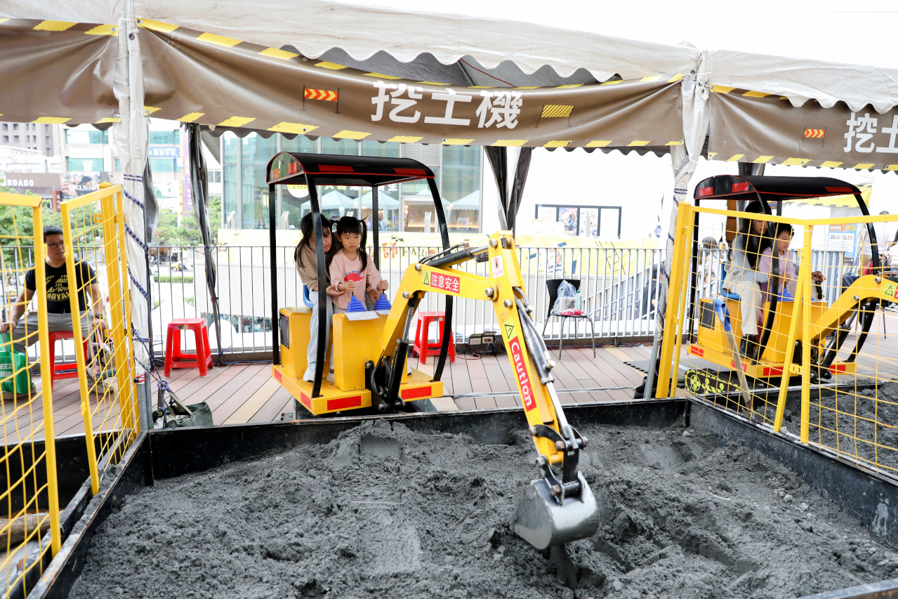 桃園親子遊樂場推薦! 期間限定戶外氣墊床 小小建築師體驗萬聖節樂園-桃知道2F露天平台 - 奇奇一起玩樂趣 桃園親子遊樂場推薦! 期間限定戶外氣墊床 小小建築師體驗萬聖節樂園-桃知道2F露天平台 - 奇奇一起玩樂趣