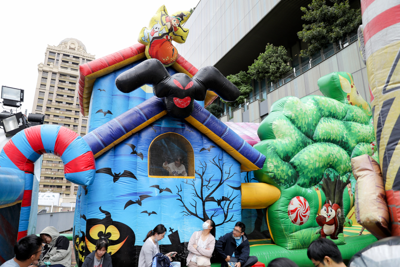 桃園親子遊樂場推薦! 期間限定戶外氣墊床 小小建築師體驗萬聖節樂園-桃知道2F露天平台 - 奇奇一起玩樂趣 桃園親子遊樂場推薦! 期間限定戶外氣墊床 小小建築師體驗萬聖節樂園-桃知道2F露天平台 - 奇奇一起玩樂趣