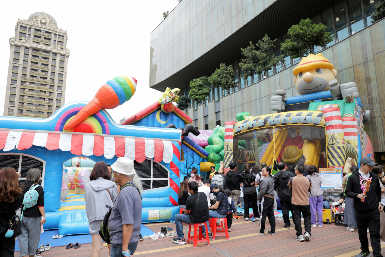 桃園親子遊樂場推薦! 期間限定戶外氣墊床 小小建築師體驗萬聖節樂園-桃知道2F露天平台 - 奇奇一起玩樂趣 桃園親子遊樂場推薦! 期間限定戶外氣墊床 小小建築師體驗萬聖節樂園-桃知道2F露天平台 - 奇奇一起玩樂趣