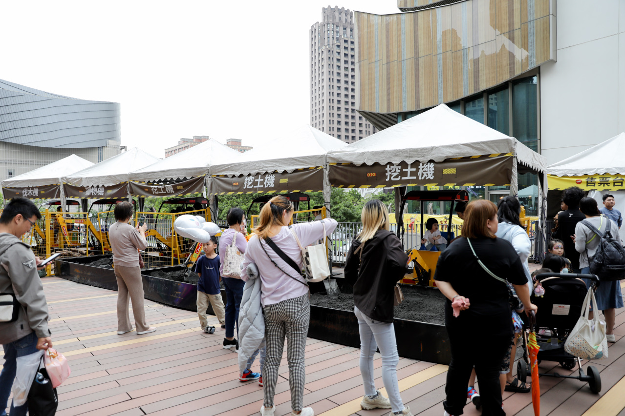 桃園親子遊樂場推薦! 期間限定戶外氣墊床 小小建築師體驗萬聖節樂園-桃知道2F露天平台 - 奇奇一起玩樂趣 桃園親子遊樂場推薦! 期間限定戶外氣墊床 小小建築師體驗萬聖節樂園-桃知道2F露天平台 - 奇奇一起玩樂趣