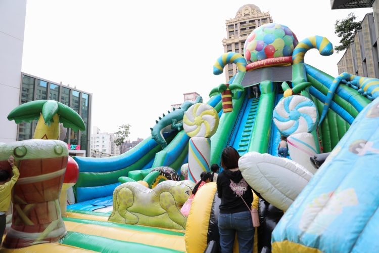 桃園親子遊樂場推薦! 期間限定戶外氣墊床 小小建築師體驗萬聖節樂園-桃知道2F露天平台 - 奇奇一起玩樂趣