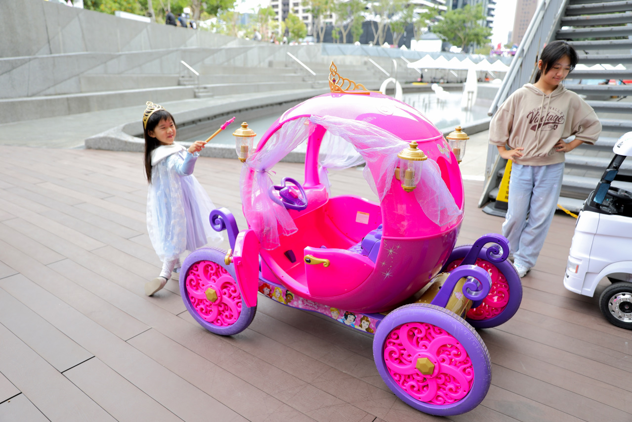 桃園兒童電動車租借 寶貝酷車車(桃園藝文門市) 公主南瓜馬車.哈雷重機.Hello Kitty電動跑車.消防車.怪手.警車.坦克車.馬力歐賽車 - 奇奇一起玩樂趣