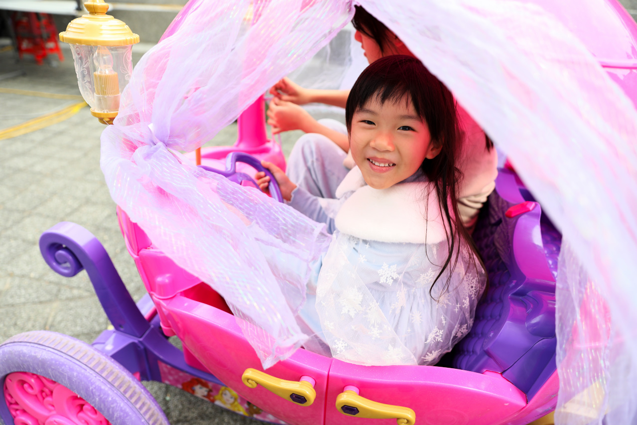 桃園兒童電動車租借 寶貝酷車車(桃園藝文門市) 公主南瓜馬車.哈雷重機.Hello Kitty電動跑車.消防車.怪手.警車.坦克車.馬力歐賽車 - 奇奇一起玩樂趣