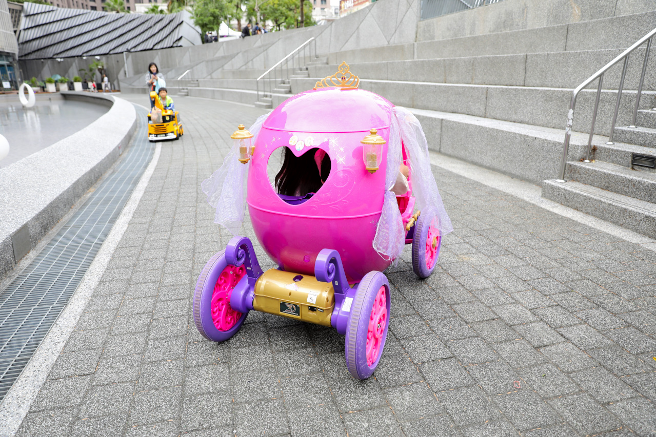 桃園兒童電動車租借 寶貝酷車車(桃園藝文門市) 公主南瓜馬車.哈雷重機.Hello Kitty電動跑車.消防車.怪手.警車.坦克車.馬力歐賽車 - 奇奇一起玩樂趣