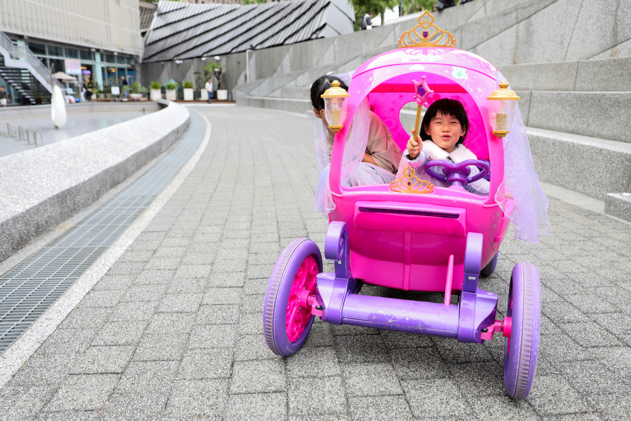 桃園兒童電動車租借 寶貝酷車車(桃園藝文門市) 公主南瓜馬車.哈雷重機.Hello Kitty電動跑車.消防車.怪手.警車.坦克車.馬力歐賽車 - 奇奇一起玩樂趣