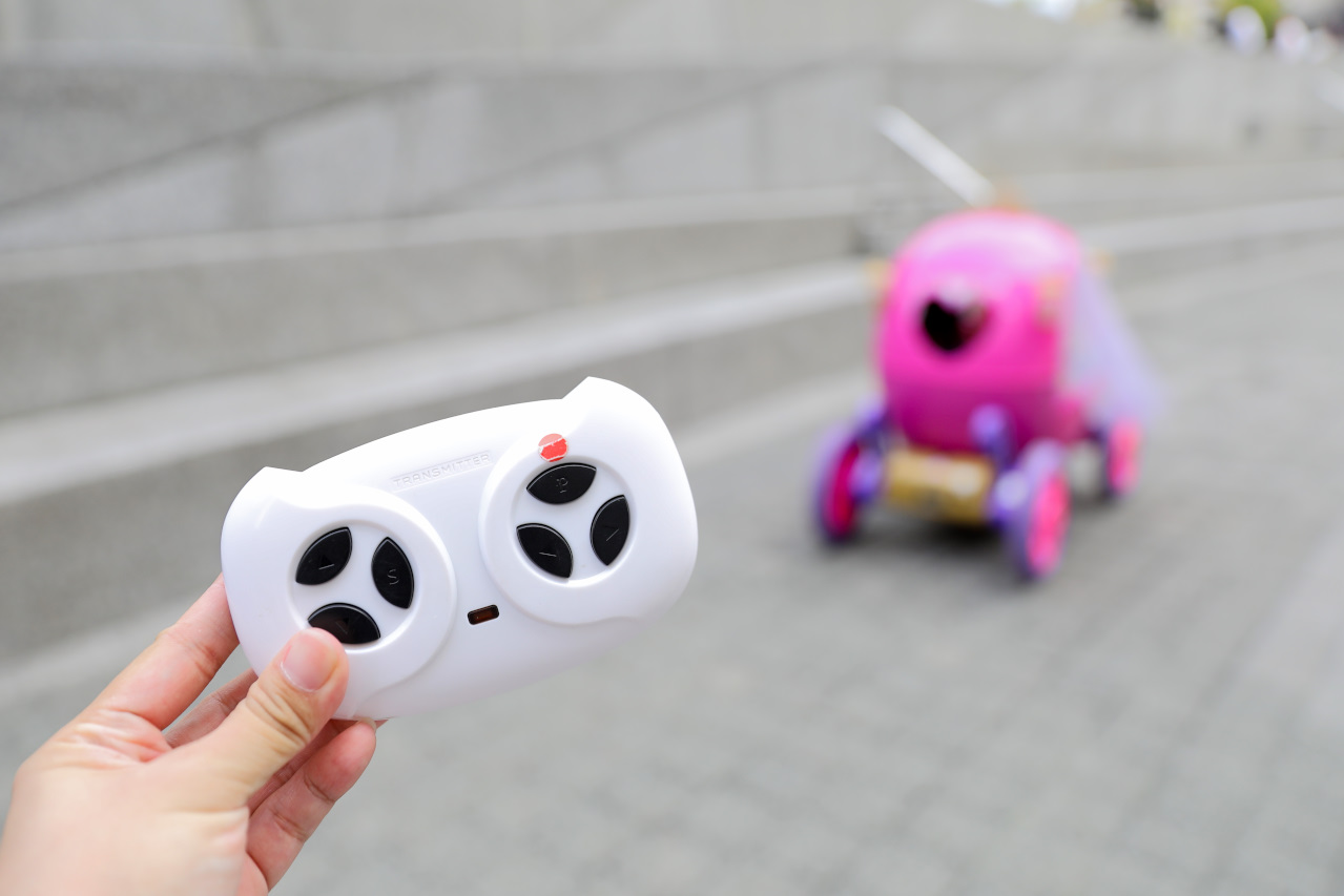 桃園兒童電動車租借 寶貝酷車車(桃園藝文門市) 公主南瓜馬車.哈雷重機.Hello Kitty電動跑車.消防車.怪手.警車.坦克車.馬力歐賽車 - 奇奇一起玩樂趣