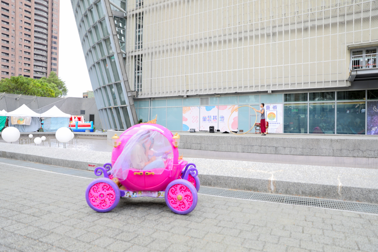 桃園兒童電動車租借 寶貝酷車車(桃園藝文門市) 公主南瓜馬車.哈雷重機.Hello Kitty電動跑車.消防車.怪手.警車.坦克車.馬力歐賽車 - 奇奇一起玩樂趣