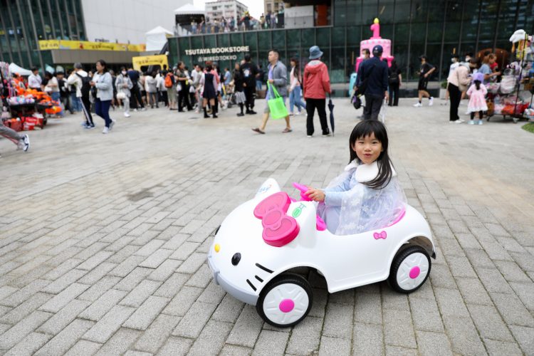 桃園兒童電動車租借 寶貝酷車車(桃園藝文門市) 公主南瓜馬車.哈雷重機.Hello Kitty電動跑車.消防車.怪手.警車.坦克車.馬力歐賽車 - 奇奇一起玩樂趣