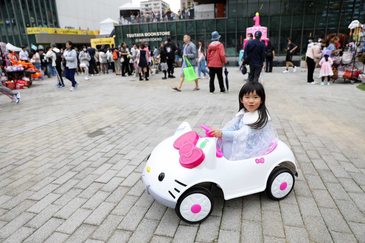 桃園兒童電動車租借 寶貝酷車車(桃園藝文門市) 公主南瓜馬車.哈雷重機.Hello Kitty電動跑車.消防車.怪手.警車.坦克車.馬力歐賽車 - 奇奇一起玩樂趣