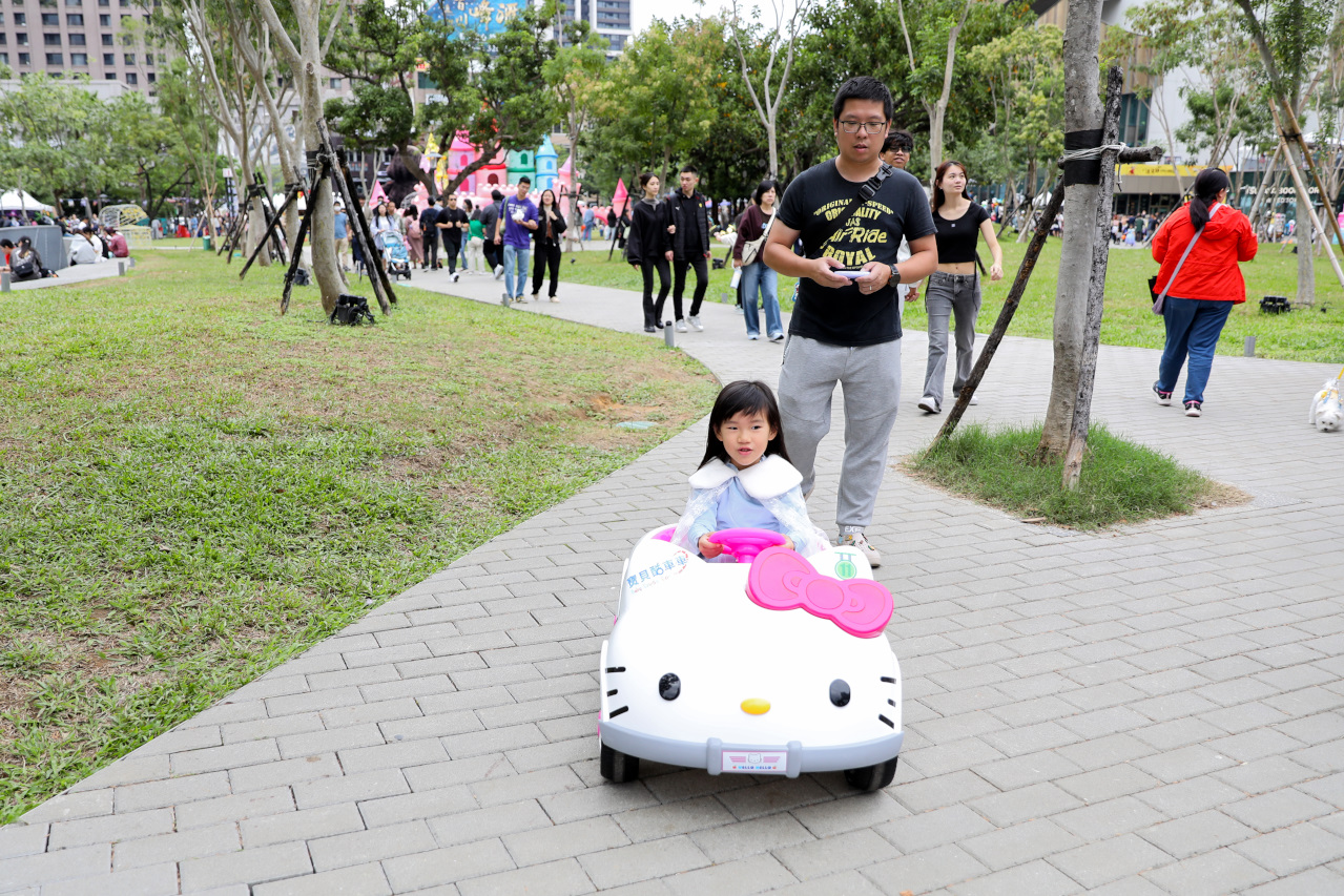 桃園兒童電動車租借 寶貝酷車車(桃園藝文門市) 公主南瓜馬車.哈雷重機.Hello Kitty電動跑車.消防車.怪手.警車.坦克車.馬力歐賽車 - 奇奇一起玩樂趣