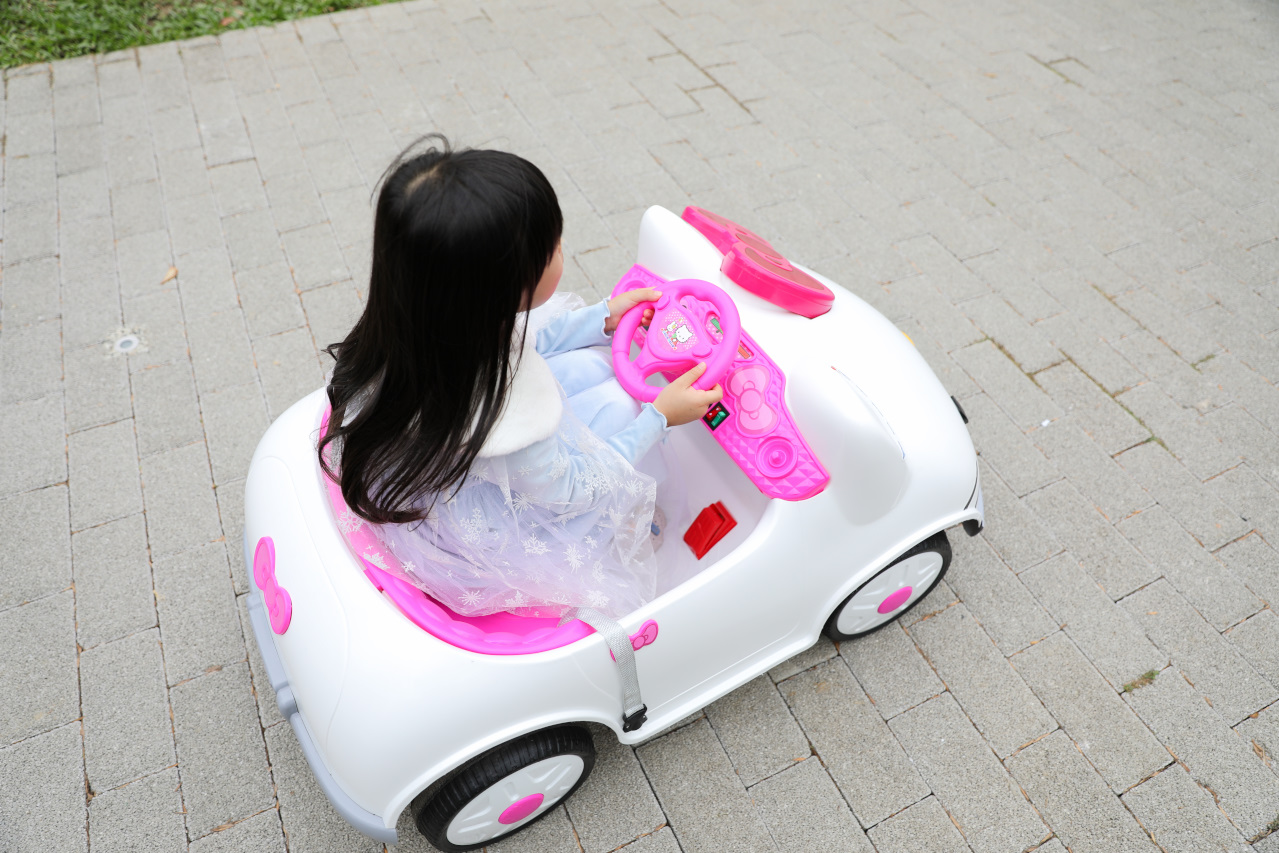 桃園兒童電動車租借 寶貝酷車車(桃園藝文門市) 公主南瓜馬車.哈雷重機.Hello Kitty電動跑車.消防車.怪手.警車.坦克車.馬力歐賽車 - 奇奇一起玩樂趣