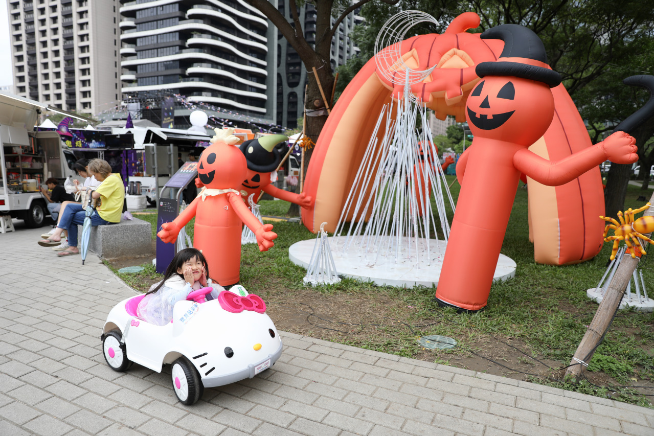 桃園兒童電動車租借 寶貝酷車車(桃園藝文門市) 公主南瓜馬車.哈雷重機.Hello Kitty電動跑車.消防車.怪手.警車.坦克車.馬力歐賽車 - 奇奇一起玩樂趣