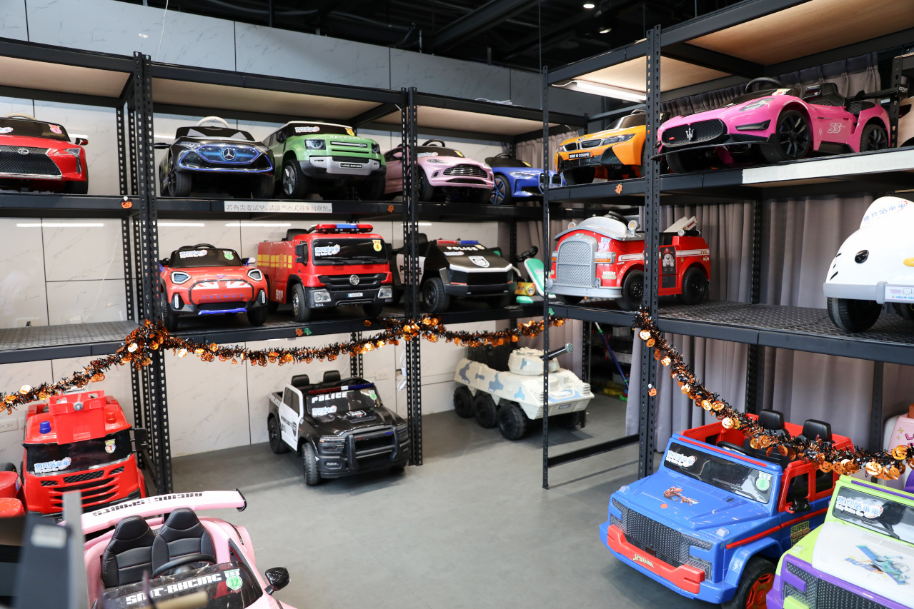 桃園兒童電動車租借 寶貝酷車車(桃園藝文門市) 公主南瓜馬車.哈雷重機.Hello Kitty電動跑車.消防車.怪手.警車.坦克車.馬力歐賽車 - 奇奇一起玩樂趣