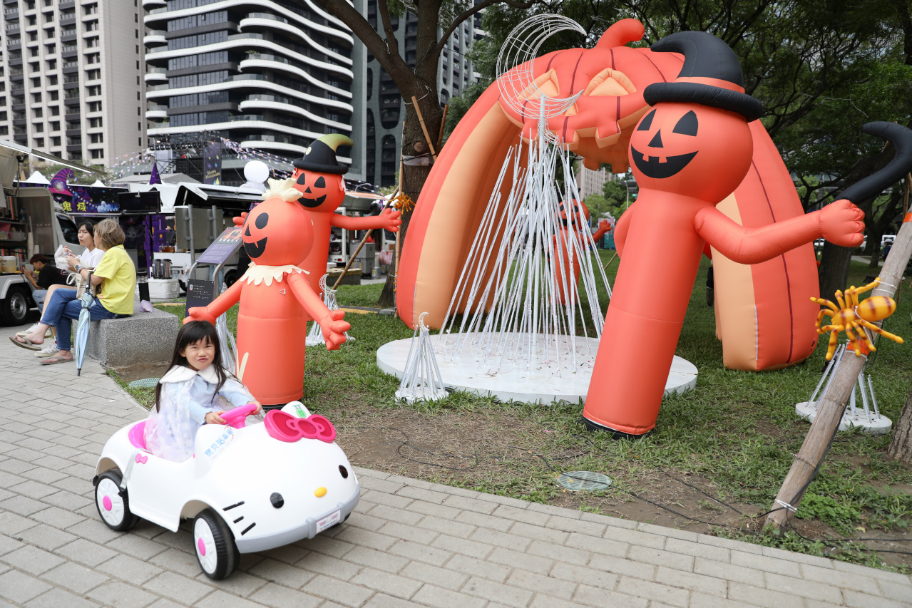 桃園兒童電動車租借 寶貝酷車車(桃園藝文門市) 公主南瓜馬車.哈雷重機.Hello Kitty電動跑車.消防車.怪手.警車.坦克車.馬力歐賽車 - 奇奇一起玩樂趣