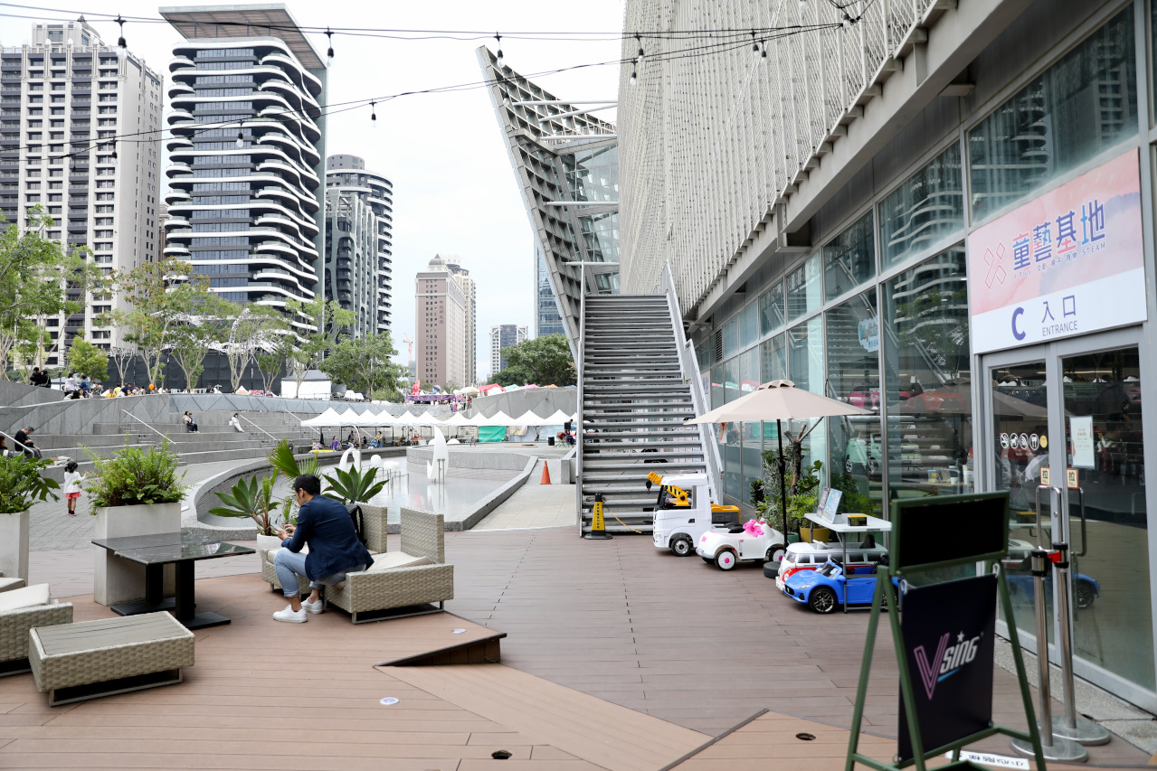 桃園兒童電動車租借 寶貝酷車車(桃園藝文門市) 公主南瓜馬車.哈雷重機.Hello Kitty電動跑車.消防車.怪手.警車.坦克車.馬力歐賽車 - 奇奇一起玩樂趣