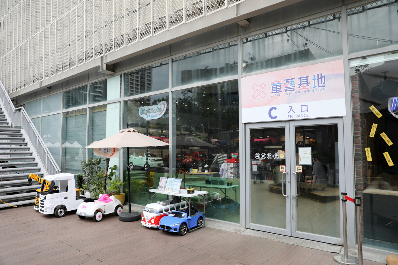 桃園兒童電動車租借 寶貝酷車車(桃園藝文門市) 公主南瓜馬車.哈雷重機.Hello Kitty電動跑車.消防車.怪手.警車.坦克車.馬力歐賽車 - 奇奇一起玩樂趣