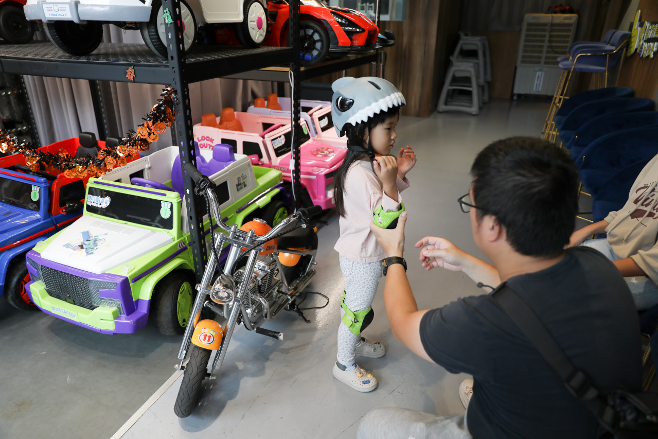 桃園兒童電動車租借 寶貝酷車車(桃園藝文門市) 公主南瓜馬車.哈雷重機.Hello Kitty電動跑車.消防車.怪手.警車.坦克車.馬力歐賽車 - 奇奇一起玩樂趣