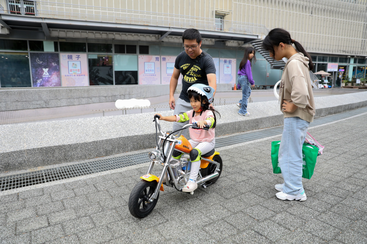 桃園兒童電動車租借 寶貝酷車車(桃園藝文門市) 公主南瓜馬車.哈雷重機.Hello Kitty電動跑車.消防車.怪手.警車.坦克車.馬力歐賽車 - 奇奇一起玩樂趣