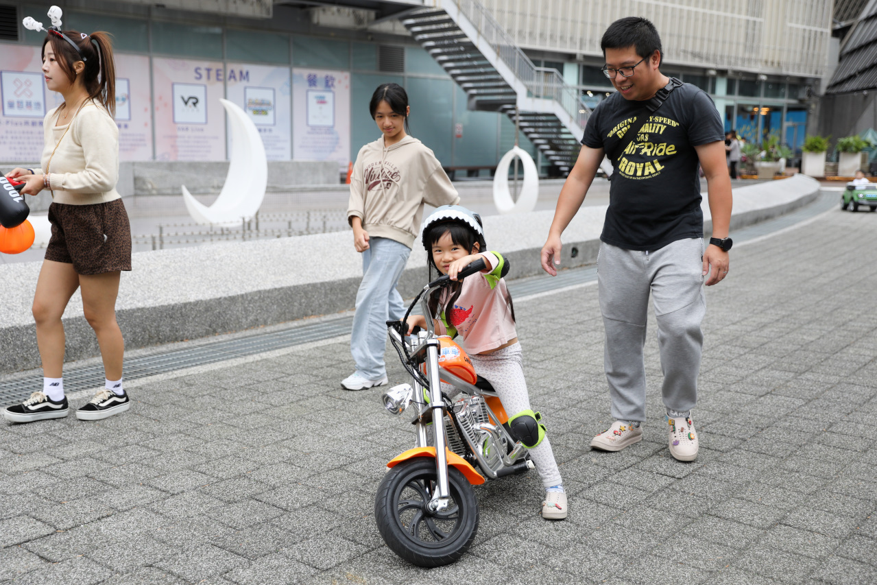 桃園兒童電動車租借 寶貝酷車車(桃園藝文門市) 公主南瓜馬車.哈雷重機.Hello Kitty電動跑車.消防車.怪手.警車.坦克車.馬力歐賽車 - 奇奇一起玩樂趣