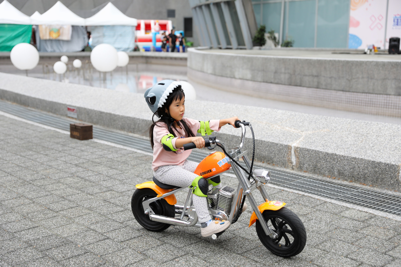 桃園兒童電動車租借 寶貝酷車車(桃園藝文門市) 公主南瓜馬車.哈雷重機.Hello Kitty電動跑車.消防車.怪手.警車.坦克車.馬力歐賽車 - 奇奇一起玩樂趣