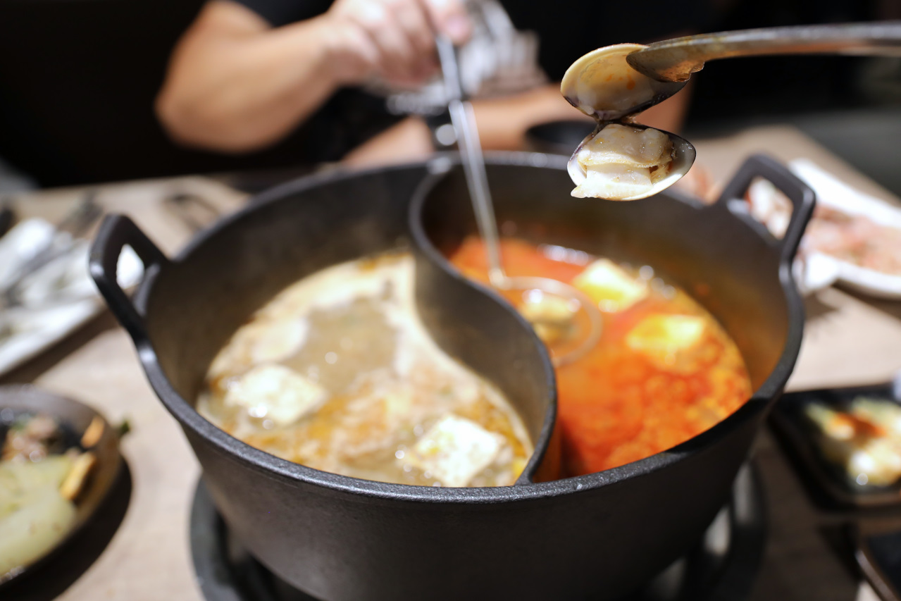 林口鴛鴦火鍋推薦! 真香石頭火鍋 家庭聚餐N訪 鑄鐵沙茶火鍋.麻辣火鍋好選擇! - 奇奇一起玩樂趣 林口鴛鴦火鍋推薦! 真香石頭火鍋 家庭聚餐N訪 鑄鐵沙茶火鍋.麻辣火鍋好選擇! - 奇奇一起玩樂趣