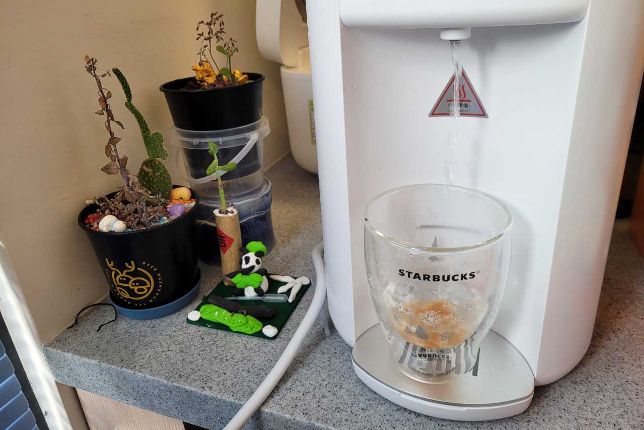 ITAI ITAI＿痛經女子 最強日韓選物商品社團推薦! 2025聖誕節交換禮物首選TWGTea「茶香泰迪」小熊軟糖x果香茶飲.韓國AROH積雪草清爽保濕穩膚修護三件組 - 奇奇一起玩樂趣