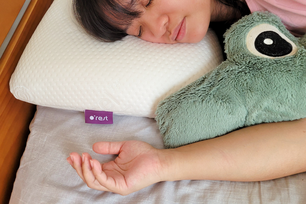 o'rest 歐瑞思 雲朵記憶枕 獨家非感溫慢回彈記憶綿,一顆符合仰睡以及側睡需求的枕頭 - 奇奇一起玩樂趣