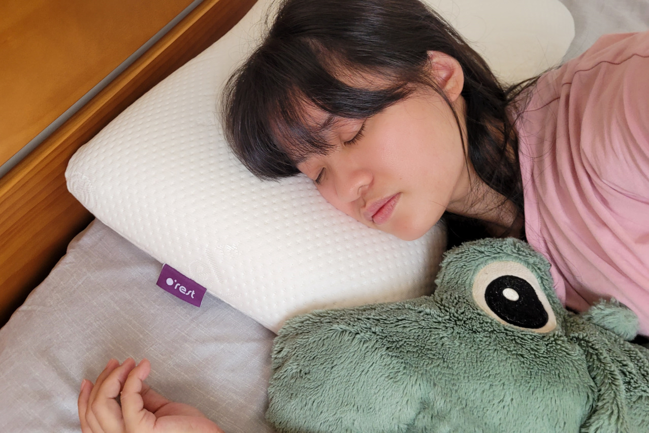 o'rest 歐瑞思 雲朵記憶枕 獨家非感溫慢回彈記憶綿,一顆符合仰睡以及側睡需求的枕頭 - 奇奇一起玩樂趣