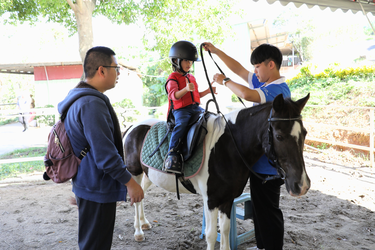 台北親子騎馬體驗推薦! 淡水佑昇馬術中心 一日小小騎士馬術體驗課程 - 奇奇一起玩樂趣 台北親子騎馬體驗推薦! 淡水佑昇馬術中心 一日小小騎士馬術體驗課程 - 奇奇一起玩樂趣