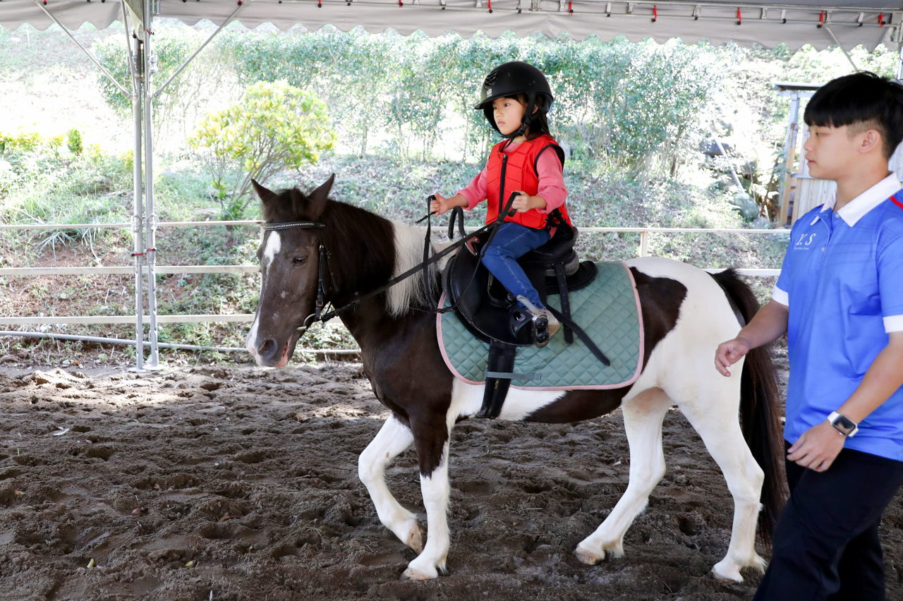 台北親子騎馬體驗推薦! 淡水佑昇馬術中心 一日小小騎士馬術體驗課程 - 奇奇一起玩樂趣 台北親子騎馬體驗推薦! 淡水佑昇馬術中心 一日小小騎士馬術體驗課程 - 奇奇一起玩樂趣