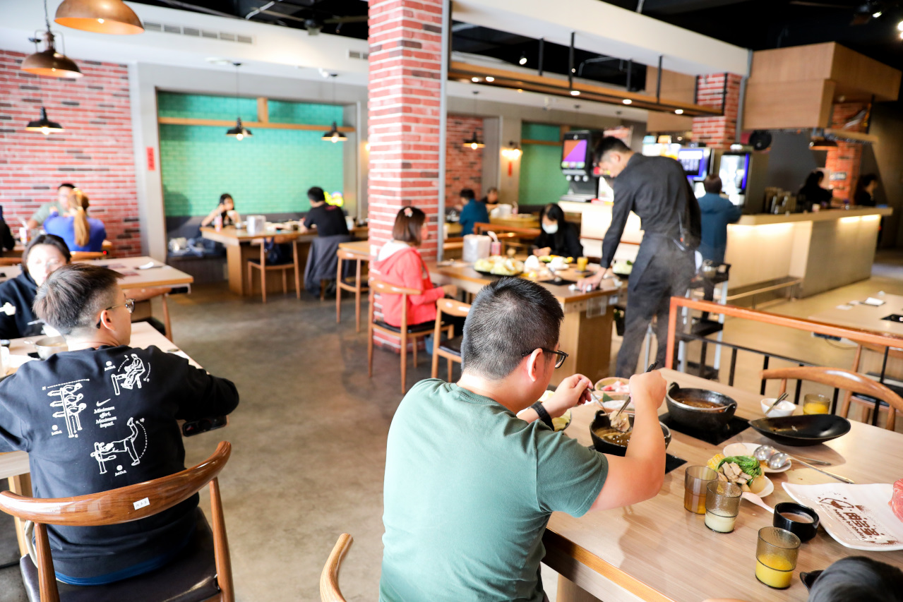 桃園吃到飽火鍋推薦! 肉多多火鍋(桃園中華店) 70多種自助吧吃到飽只要268元,期間限定全台全天候不限時! 輕量級套餐299元起,CP值超高!(西門店.淡水店例假日除外,湯底.服務費另計) - 奇奇一起玩樂趣 桃園吃到飽火鍋推薦! 肉多多火鍋(桃園中華店) 70多種自助吧吃到飽只要268元,期間限定全台全天候不限時! 輕量級套餐299元起,CP值超高!(西門店.淡水店例假日除外,湯底.服務費另計) - 奇奇一起玩樂趣