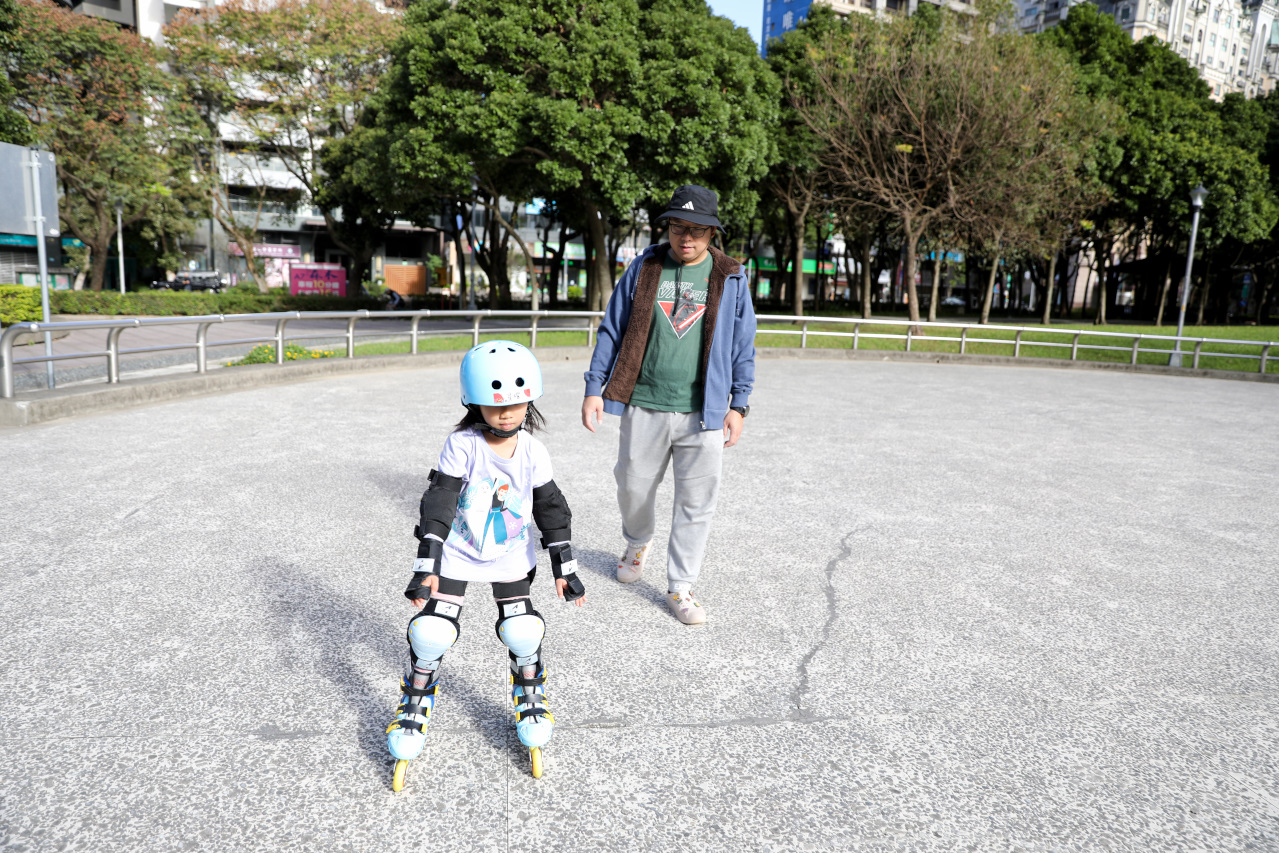 ITAI ITAI＿痛經女子 最強日韓選物商品社團推薦! 超高cp值Aircolor觸控螢幕無線藍牙耳機.好收納ASPOR四合一磁吸快充線 - 奇奇一起玩樂趣