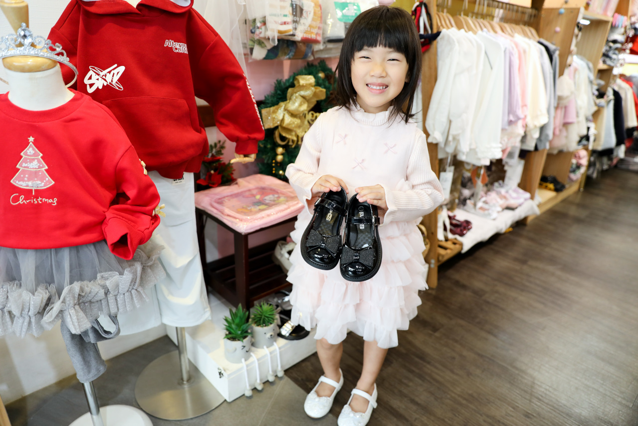 台北實體童裝店推薦! 童衣窩.兒童服飾專賣店 2026過年治裝就來這~氣質洋裝.毛呢大衣.可愛背心.韓風外套 - 奇奇一起玩樂趣 台北實體童裝店推薦! 童衣窩.兒童服飾專賣店 2026過年治裝就來這~氣質洋裝.毛呢大衣.可愛背心.韓風外套 - 奇奇一起玩樂趣