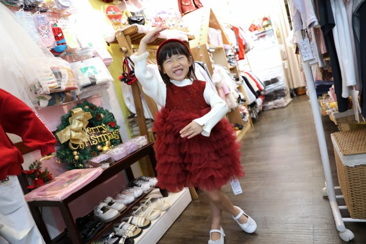 台北實體童裝店推薦! 童衣窩．兒童服飾專賣店 2026過年治裝就來這~氣質洋裝.毛呢大衣.可愛背心.韓風外套 - 奇奇一起玩樂趣