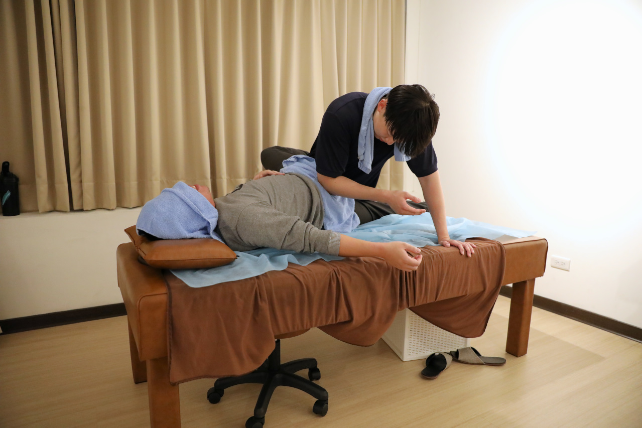 筋石堂 X 拉伸先生Mr.stretch 桃園林口龜山全預約制拉伸式按摩 上班族.運動員筋膜放鬆推薦! - 奇奇一起玩樂趣