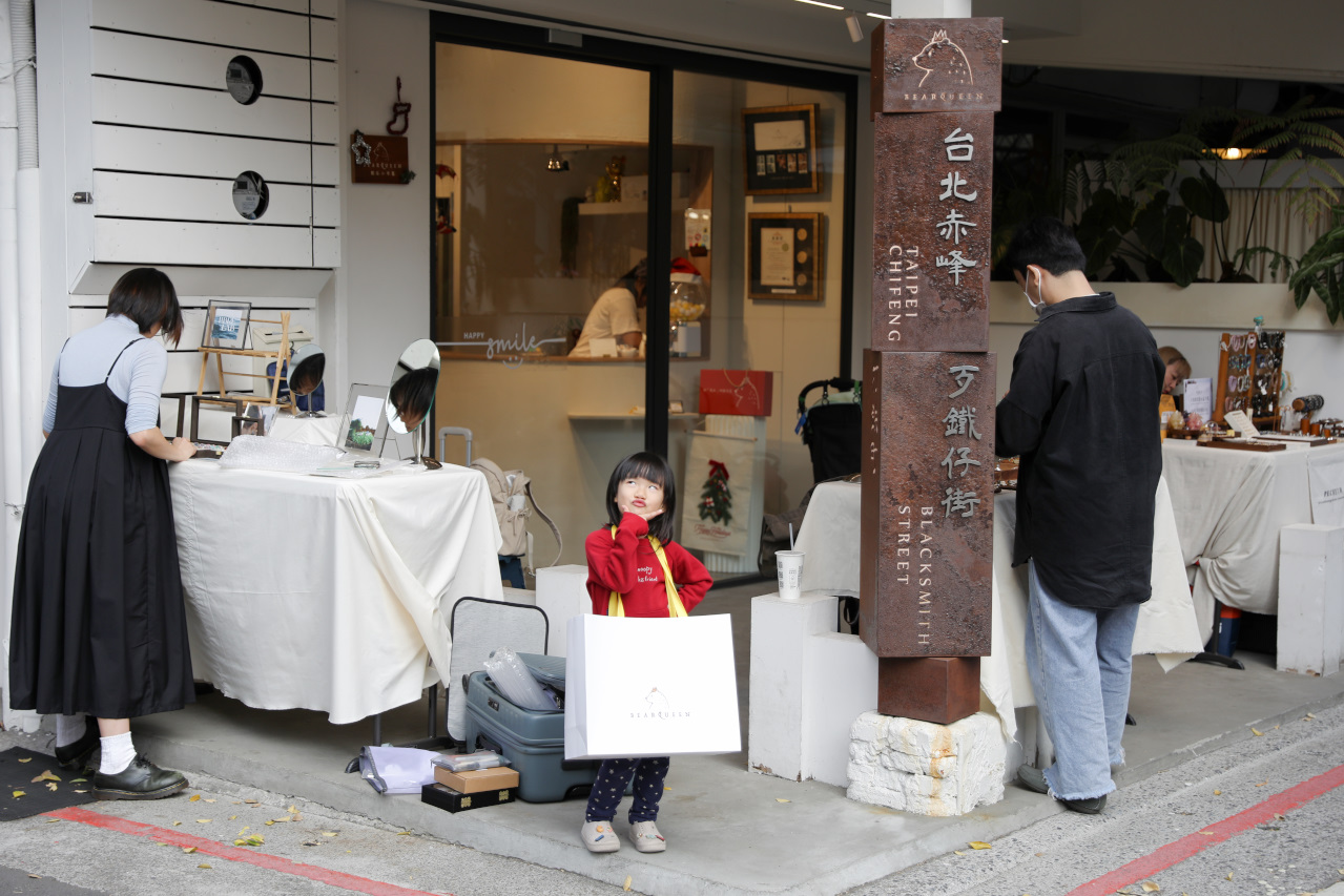 2026春節禮盒 BearQueen 熊后 中山站台灣文創伴手禮推薦! 好吃不黏牙牛軋糖餅乾.蛋捲 - 奇奇一起玩樂趣