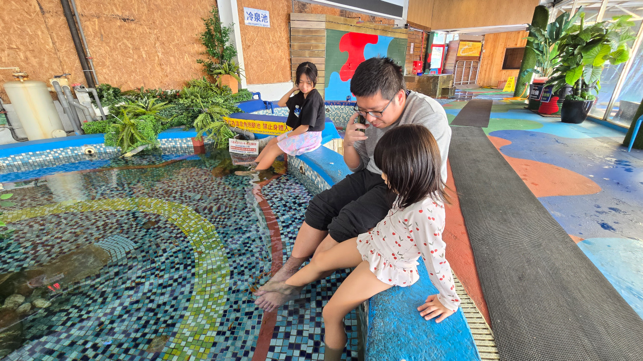 大新店游泳池假日期間限定 2026萌兔冬季氣墊樂園 氣墊.溫泉魚.泡湯.三溫暖,150元一票暢玩不限時 - 奇奇一起玩樂趣