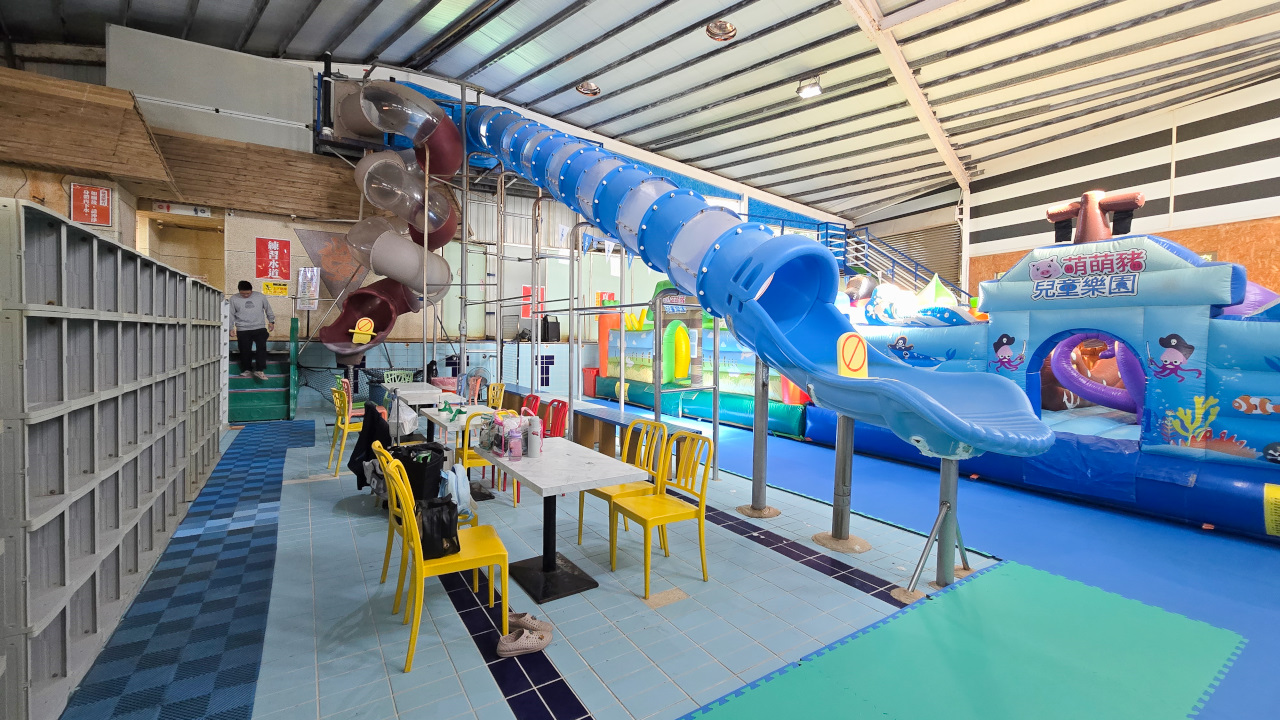 大新店游泳池假日期間限定 2026萌兔冬季氣墊樂園 氣墊.溫泉魚.泡湯.三溫暖,150元一票暢玩不限時 - 奇奇一起玩樂趣