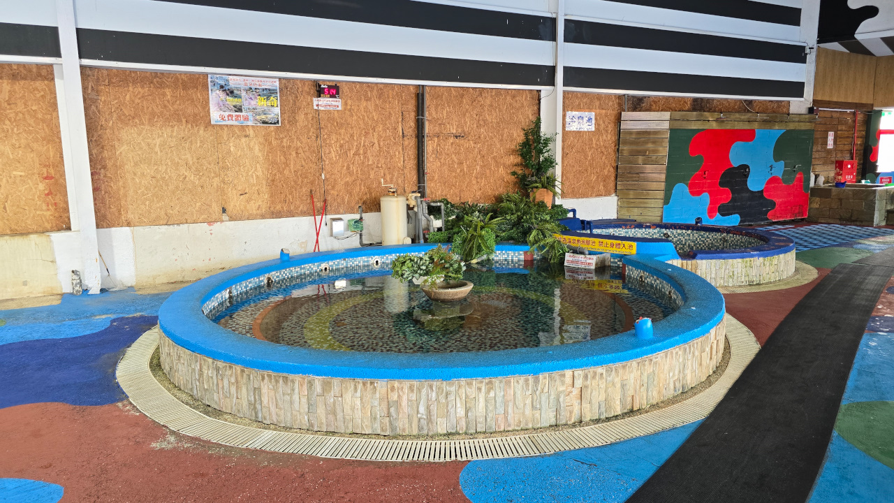 大新店游泳池假日期間限定 2026萌兔冬季氣墊樂園 氣墊.溫泉魚.泡湯.三溫暖,150元一票暢玩不限時 - 奇奇一起玩樂趣