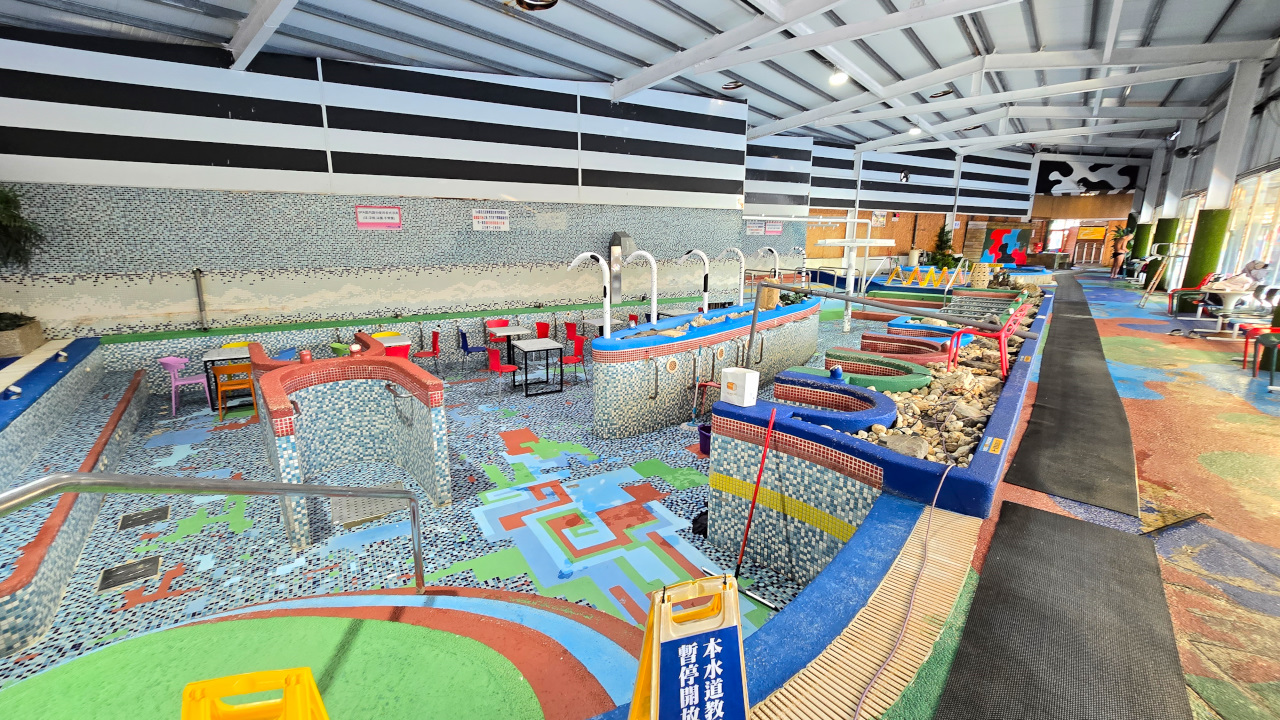 大新店游泳池假日期間限定 2026萌兔冬季氣墊樂園 氣墊.溫泉魚.泡湯.三溫暖,150元一票暢玩不限時 - 奇奇一起玩樂趣