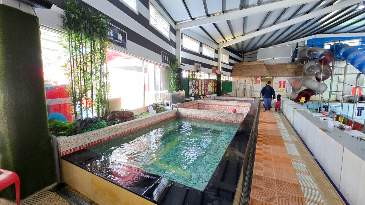 大新店游泳池假日期間限定 2026萌兔冬季氣墊樂園 氣墊.溫泉魚.泡湯.三溫暖,150元一票暢玩不限時 - 奇奇一起玩樂趣